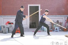 打拳、耍棍、唱南音、讲英语 94岁老拳师走红网络图片