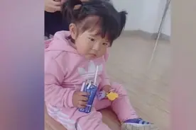 2岁萌娃第一次上舞蹈课，独自在后面喝牛奶，画面让网友哭笑不得图片
