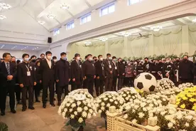 中国足坛名宿迟尚斌追悼会在大连举行，李铁、李明、徐弘等人以及大连球迷为其送行图片