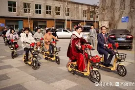 济南街头现共享电动单车迎亲，小两口：一路收获了很多祝福图片