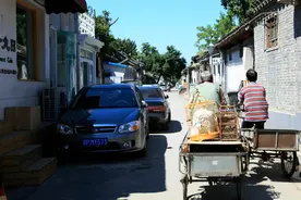 北京胡同车位陆续纳入电子收费范畴，移动“探头”大小车全拍图片