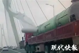 惊险！高速行车途中，车头被飞来的塑料布整个包住图片