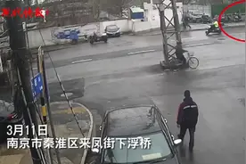 车辆停坡道忘拉手刹，路边一对父女瞬间被卷入车轮下图片