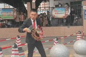 东莞小哥玩彩虹圈玩出开挂人生！摆地摊日赚4万，刚还娶了个漂亮老婆图片