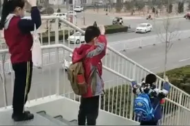 国歌突然响起，这群中国少年的表现刷屏！评论区催泪图片