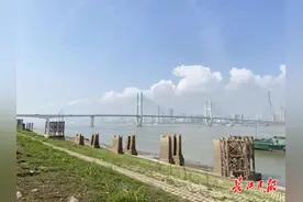 武昌江滩发现老钢轨，是1913年的“汉阳造”图片