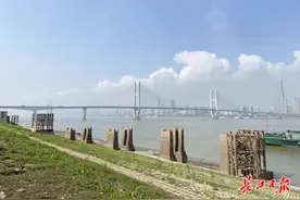 武昌江滩发现老钢轨，是1913年的“汉阳造”图片