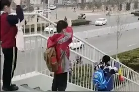 莫名感动！国歌响起，这些小朋友瞬间就不动了……图片
