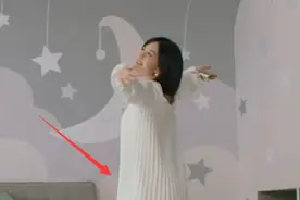 谢娜挺孕肚拍摄广告 穿宽松衣腰身圆润图片