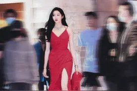 绝美！关晓彤红裙开叉秀大长腿 妩媚动人步步生花图片