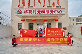 “红马甲”助力乡村振兴，中建四局到扶贫村开展志愿服务活动图片