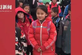 治愈！95后支教老师抓拍最美村校女孩微笑走红：在孩子身上能看到自己天真纯朴的童年图片
