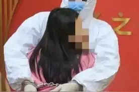 在婚姻登记处，他戴着手铐拥抱了新娘图片