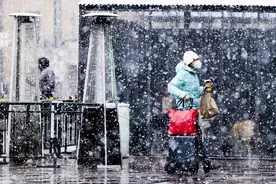 冬季风暴侵袭美国中南部地区 丹佛市迎来降雪天气图片