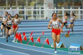 2021室内田径邀请赛（西南赛区）：吴洪娇夺得女子1500米决赛冠军图片