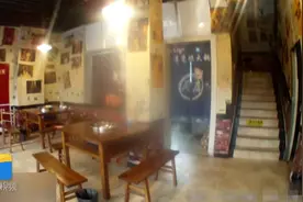 49秒｜四川一火锅店配菜员监守自盗 下班后给自己配好菜回家涮火锅视频封面