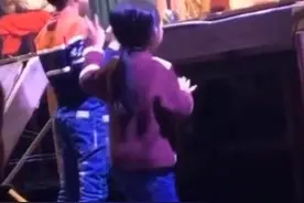 未来的角儿！10岁女孩台下模仿演员唱戏 一招一式真有范儿图片