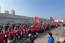 重返雷神山！援鄂医疗队员带着亲人一起回来了图片