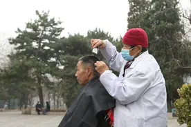 北京82岁老太太露天剃头三十年，自称“出来就是为了开心”图片