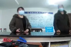 雨天两车高速快车道上停了14分钟 交警嘶吼：快撤离！视频封面