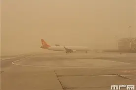 受沙尘暴天气影响 呼和浩特白塔国际机场部分进出港航班取消图片