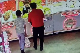 内蒙古一女娃爬进娃娃机抓娃娃出不来，网友：抓了个真娃娃图片