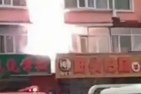 突发！哈尔滨一居民楼着火，现场电光四射频繁闪爆图片