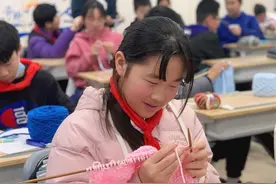 文澜实验学校新开织毛线课程，令人意外的是，手速最快的是名男生图片