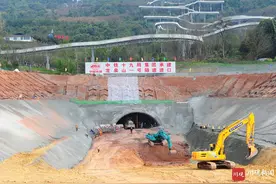 成都到自贡高铁龙泉山一号隧道正式进洞施工图片