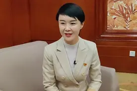 策马雪原女副县长：骑马不是难事，10岁以上的孩子就能学图片