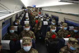 2021年首批1400余名北京新兵奔赴军营图片