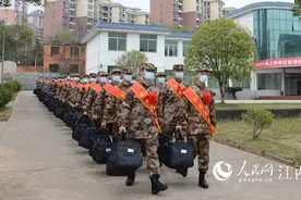 南昌：应征入伍新兵启程奔赴军营图片