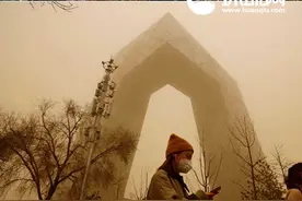 对比强烈！实地拍摄北京“由黄转蓝”图片