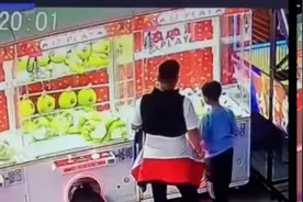 “熊孩子”抓不到娃娃爬进机器出不来，网友：真抓娃娃机视频封面