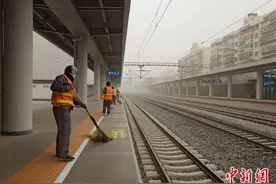 甘肃沙尘天气致铁路客流骤增 兰铁局多措引导防护保出行图片