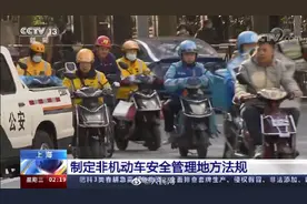 5月起上海骑电动自行车需戴头盔图片
