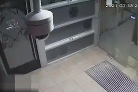 尴尬了！澳大利亚一名歹徒逃跑时裤子滑落 大半个屁股露在监控面前图片