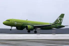 一架俄S7航空客机因发动机故障返降机场图片