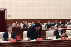 呼和浩特市长贺海东起身鞠躬道歉：一定不再承诺“空头支票”图片
