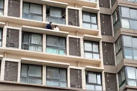 “我女儿年纪只比你小几岁，别跟自己过不去”，一句暖心劝导打动轻生女子图片