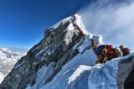 尼泊尔急用钱重开珠峰攀登，限制登山者拍照却是“掩耳盗铃”图片