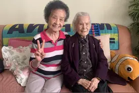 85岁女儿照顾104岁老母亲 家族长寿秘诀是这个图片