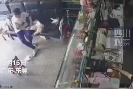 妈妈瞬间拽住翻身坠落的宝宝，网友：神一般反应图片