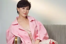 破格！56岁刘嘉玲粉衣配红袜性感诱人“死亡搭配”难掩贵气图片