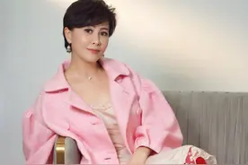 破格！56岁刘嘉玲粉衣配红袜性感诱人“死亡搭配”难掩贵气图片