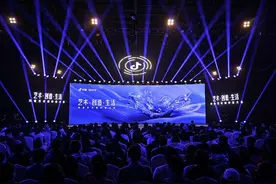那些在抖音搞艺术的创作者，20万人粉丝过万图片