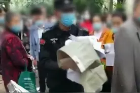 人民公园相亲角被整治？园方：婚介导致乱相，拟用电子屏取代纸质相亲信息图片