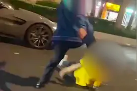 广州一外卖小哥在街头遭暴打，站点负责人：小哥已休假养伤视频封面