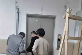 济南一小区电梯外安装卷帘门导致老人被困近两小时 卷帘门现已拆除图片