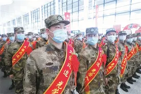 我市687名新兵奔赴军营图片